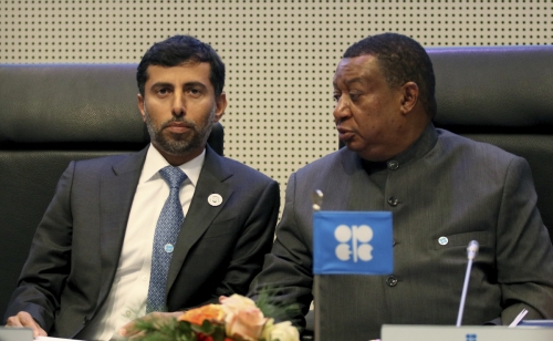 ▲모하메드 바르킨도(오른쪽) OPEC 사무총장이 작년 12월 6일(현지시간) 오스트리아 빈에서 열린 OPEC 총회 개회에 앞서 수하일 알마즈루에이 아랍에미리트(UAE) 에너지 장관과 대화하고 있다. 바르킨도 총장은 13일 CNBC와의 인터뷰에서 미·중 무역전쟁에 따른 중국과 인도 수요 둔화 가능성에 우려를 나타냈다. 빈/AP뉴시스
