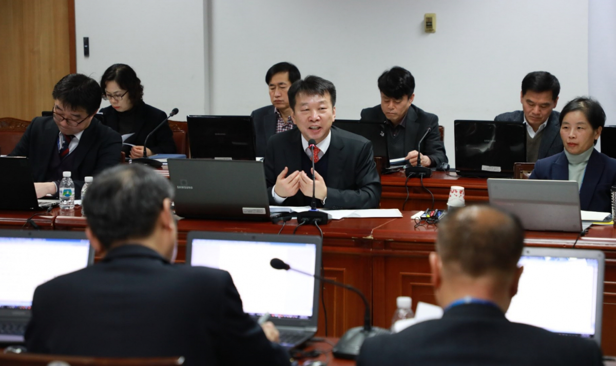 ▲정무경 조달청장(가운데)이 14일 열린 2019년 상반기 조달 부서장 회의에서 혁신조달과 경제활력 지원 방안에 대해 논의하고 있다.(조달청)