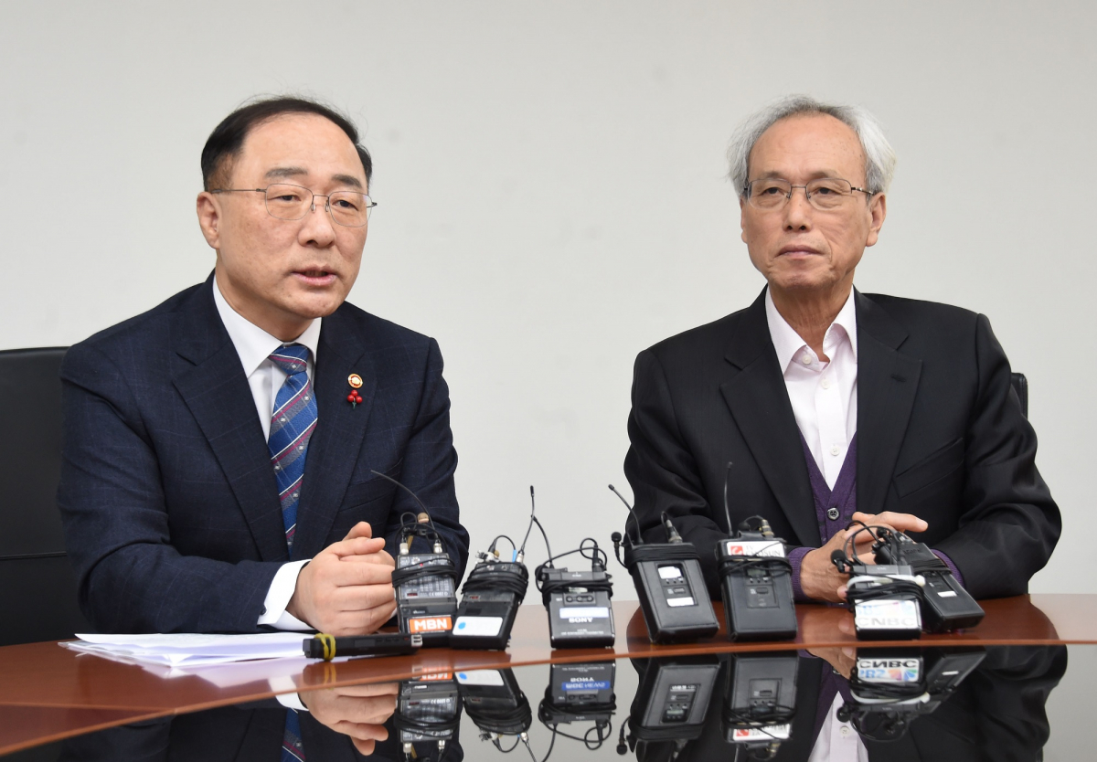 ▲홍남기 경제부총리 겸 기획재정부 장관(왼쪽)이 14일 서울 종로구 경제사회노동위원회에서 문성현 경사노위 위원장과 면담에 앞서 모두발언을 하고 있다.(제공=기획재정부)