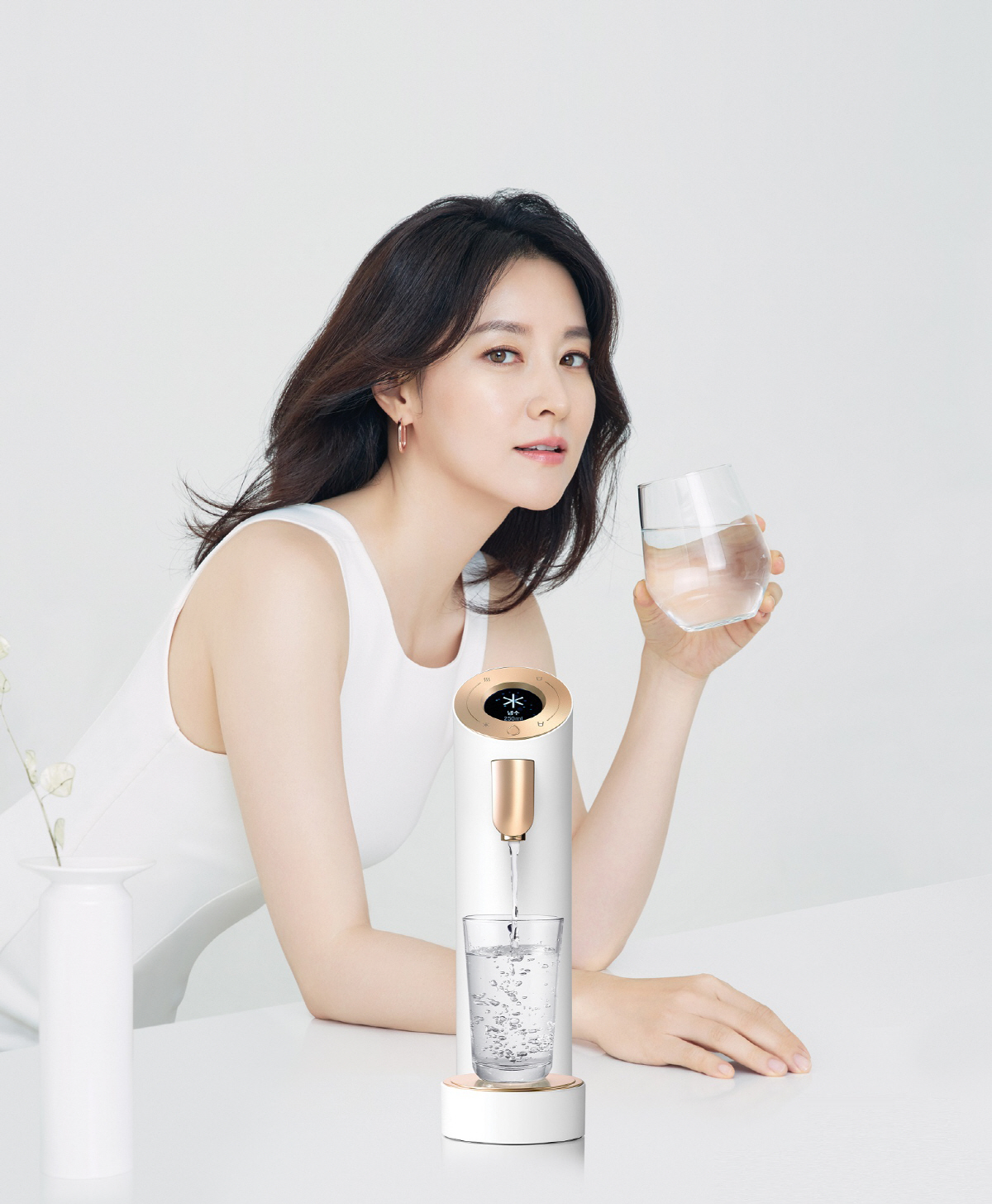 ▲교원웰스 시스템 정수기 ‘웰 스더원’ 홍보모델 이영애 컷.(사진제공=교원웰스)