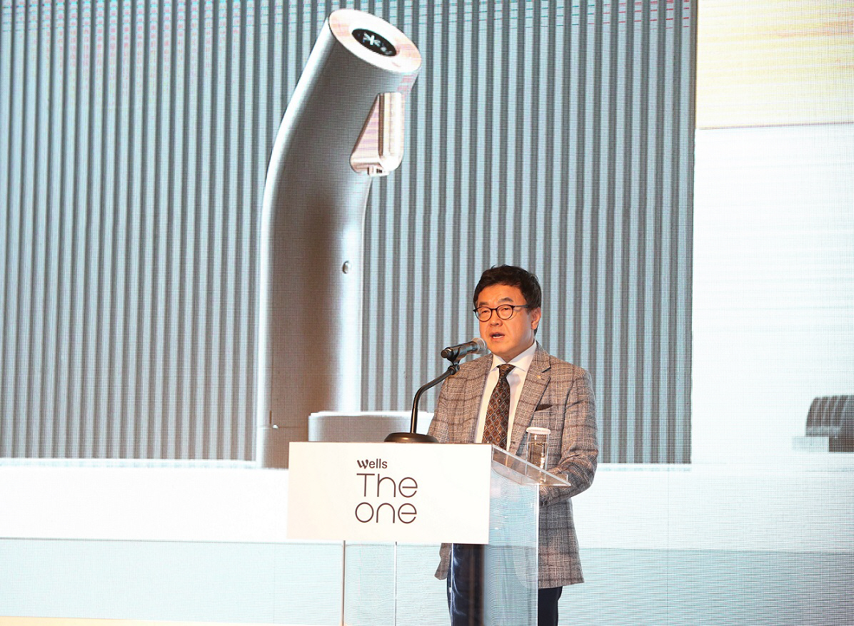 ▲신동훈 교원그룹 사장(웰스사업본부장)이 14일 서울 종로 포시즌호텔에서 열린 시스템정수기 ‘웰스더원’ 신제품 기자 간담회에서 인사말을 하고 있다.(사진제공=교원 웰스) 