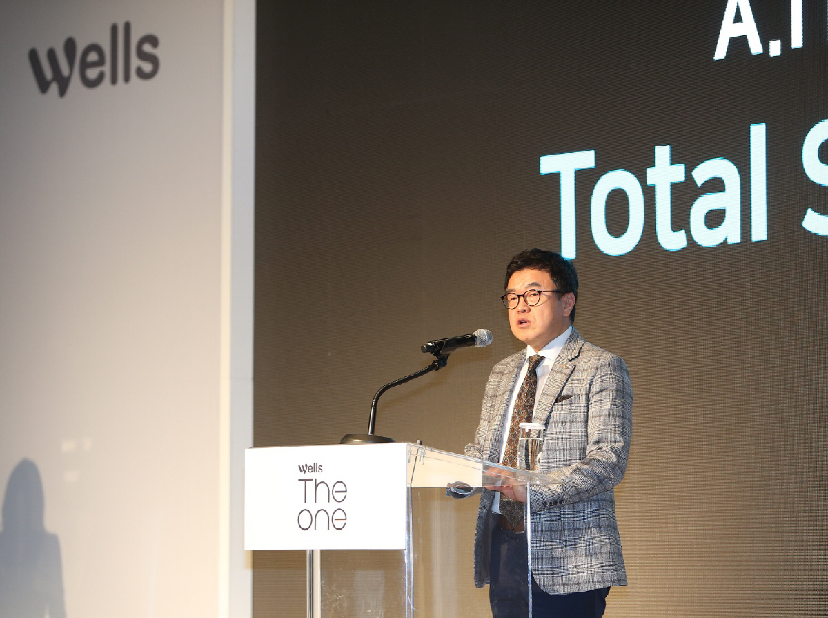 ▲신동훈 교원그룹 사장(웰스사업본부장)이 14일 서울 종로 포시즌호텔에서 열린 시스템정수기 ‘웰스더원’ 신제품 기자 간담회에서 인사말을 하고 있다.(사진제공=교원 웰스) 