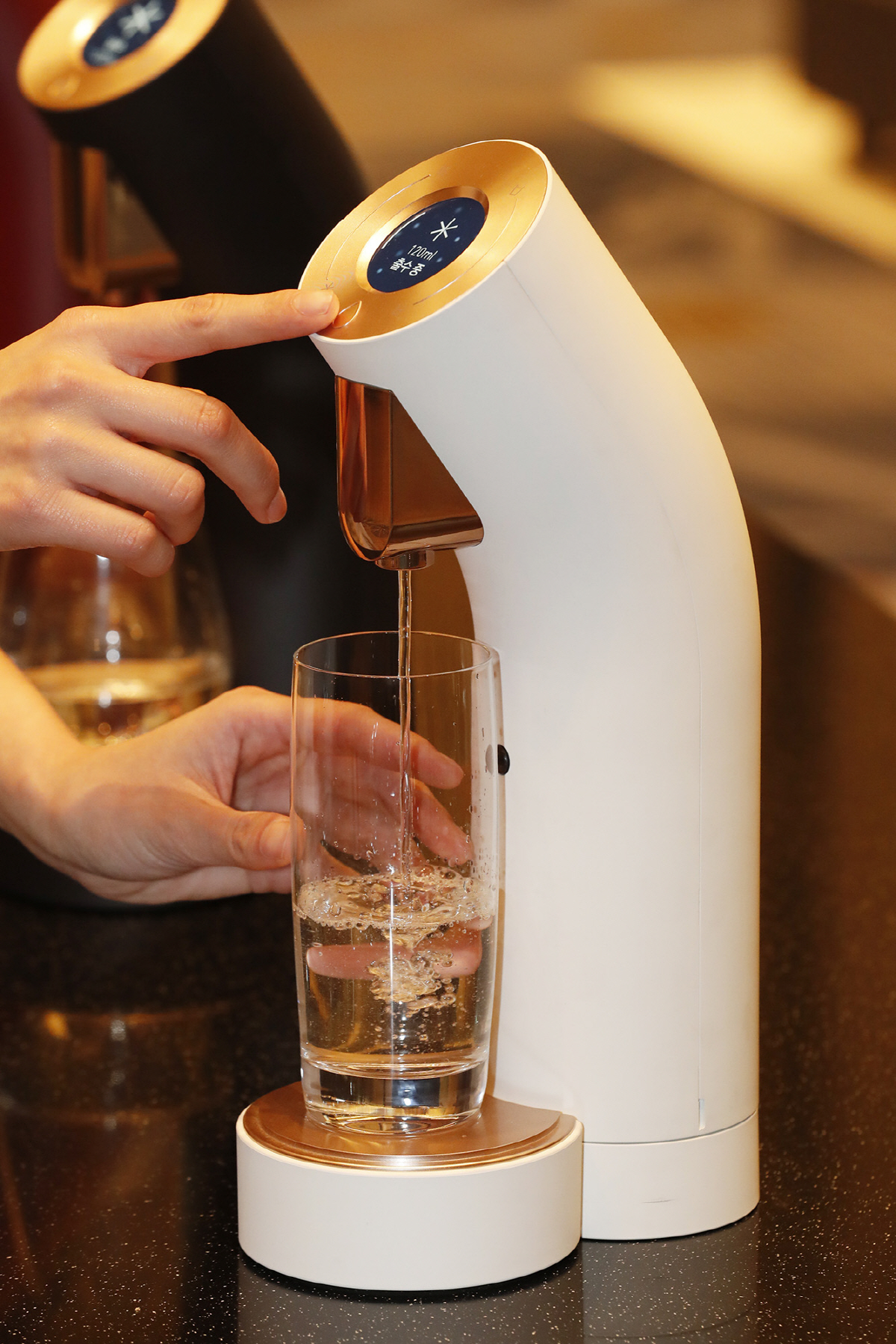 ▲국내최초 시스템 정수기 ‘웰스더원’ 시연모습.(사진제공=교원웰스)