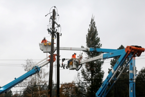 ▲미국 캘리포니아 소재 전력업체 PG&amp;E 직원들이 지난해 11월 21일(현지시간) 파라다이스 마을에서 일어난 캠프파이어 산불로 손상된 전선을 수리하고 있다. PG&amp;E는 14일 이달 말 파산보호를 신청할 계획이라고 밝혔다. 파라다이스/로이터연합뉴스 
