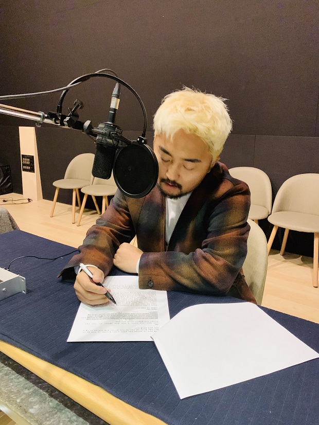 ▲방송인 유병재의 블랙코미디 리딩북 녹음 현장 모습.(사진제공=밀리의 서재)