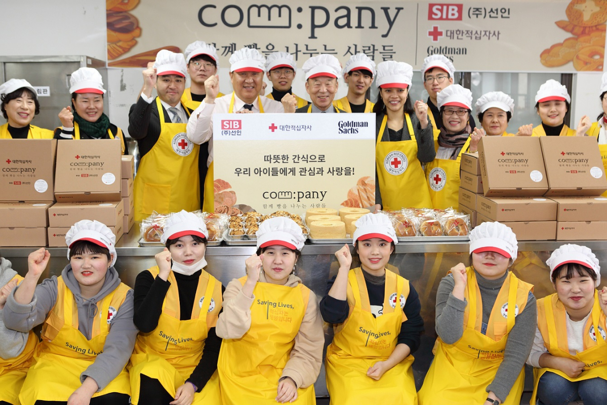 ▲선인, 대한적십자사, 골드만삭스 관계자들이 서울 노원구 소재 대한적십자사 서울지사 북부봉사관에서 진행된 ‘함께 빵을 나누는 사람들’ 캠페인 기부금 전달식 후 대한적십자사 봉사원들과 함께 기념사진을 촬영하고 있다. (골드만삭스)