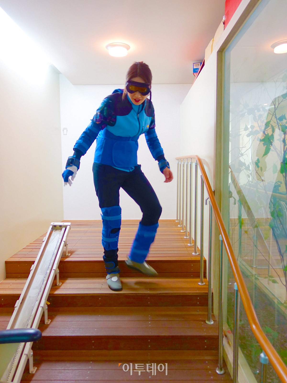 ▲노인들에게 생활하면서 가장 어려운 곳을 꼽으라고 한다면 역시 계단이다. 시야도 흐리고 다리도 불편한 상황에서 계단을 오르내리려면 손잡이의 도움을 받을 수밖에 없다. (이재영 기자 ljy0403@)