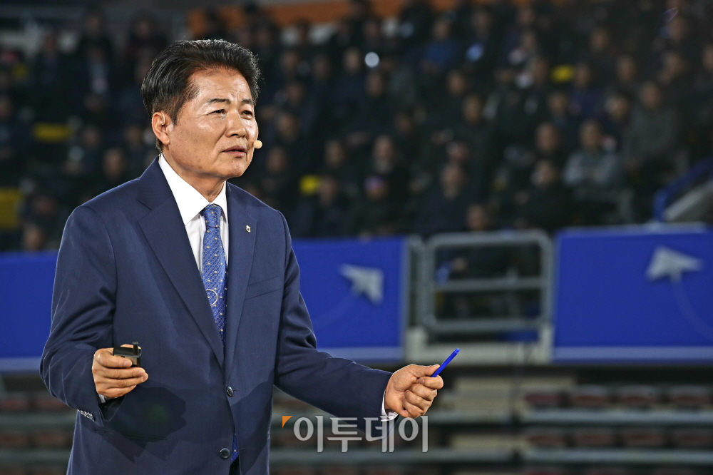 ▲김병원 농협중앙회장이 15일 충남 천안시 유관순체육관에서 열린 同心同德(동심동덕) 2019 범농협 한마음 전진 대회에서 특강을 하고 있다.(농협중앙회)
