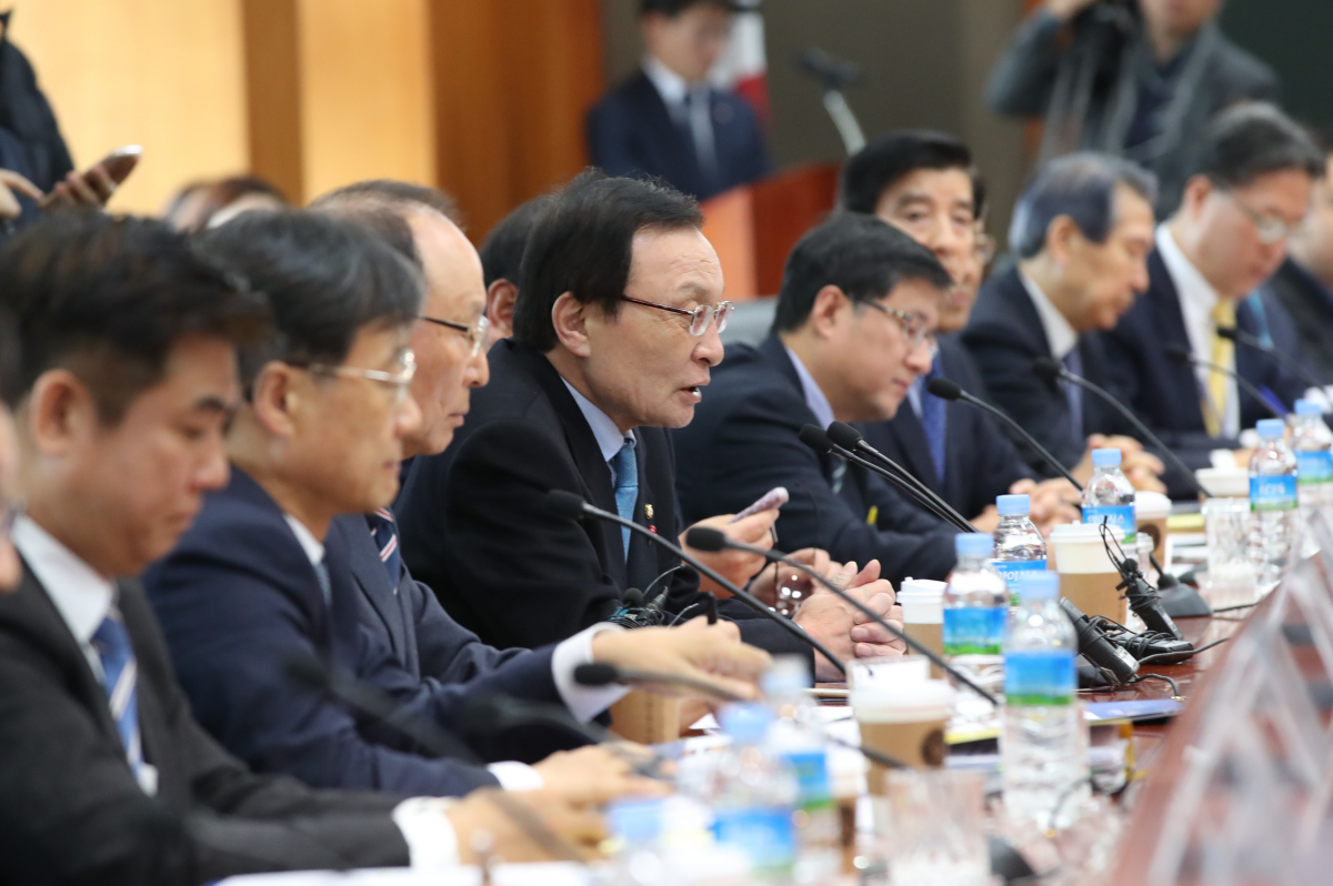 ▲더불어민주당 이해찬 대표가 15일 오전 서울 여의도 금융투자협회를 방문, 증권사 ·자산운용사 사장단과 간담회를 하고 있다. 이 자리에서는 당정이 내놓은 '혁신성장과 일자리 창출을 위한 자본시장 혁신과제' 이행방안과 증권거래세 축소·폐지 등 자본시장 현안에 대해 논의했다. (연합뉴스)