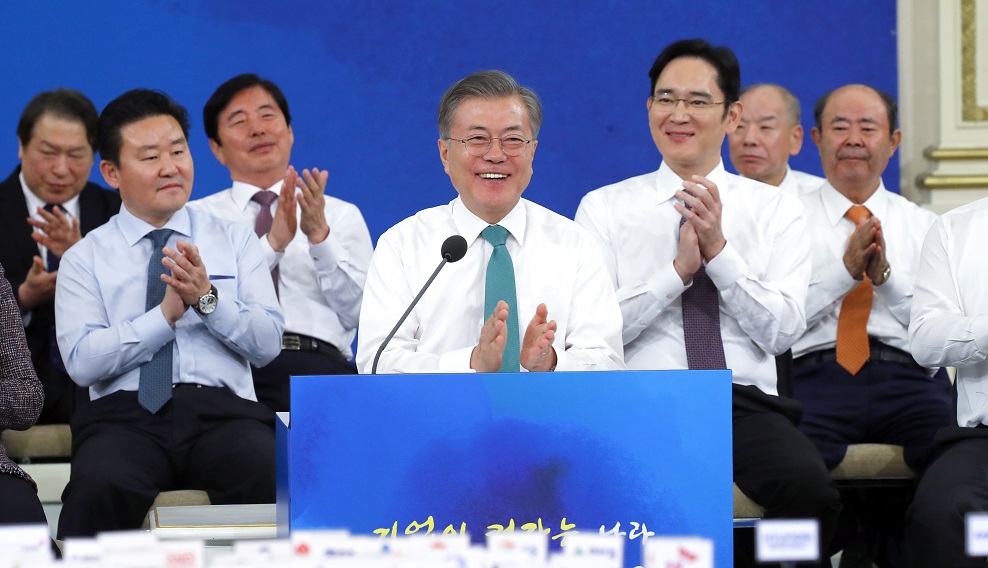 ▲문재인 대통령이 15일 오후 청와대 영빈관에서 '기업이 커가는 나라, 함께 잘사는 나라'라는 슬로건으로 열린 '2019년 기업인과의 대화'에서 참석자들과 함께 박수를 치고 있다.(연합뉴스)