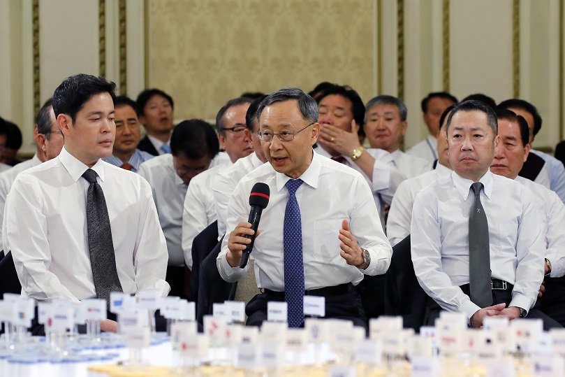 ▲황창규 KT회장(가운데)이 15일 오후 청와대 영빈관에서 '기업이 커가는 나라, 함께 잘사는 나라'라는 슬로건으로 열린 '2019년 기업인과의 대화'에서 질문하고 있다. 왼쪽부터 정용진 신세계그룹 부회장, 황창규 KT회장, 박정원 두산그룹 회장.(연합뉴스)