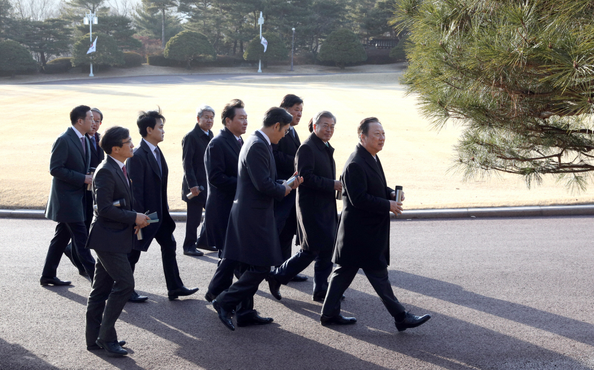 ▲ 문재인 대통령이 15일 오후 청와대 영빈관에서 열린 2019년 기업인과의 대화를 마친 뒤 박용만 대한상의 회장과 이재용 삼성전자 부회장, 최태원 SK 회장을 비롯한 기업인들과 청와대 경내를 산책하고 있다. 연합뉴스