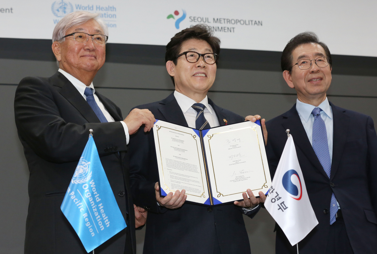 ▲15일 서울 종로구 서울글로벌센터에서 열린 ‘WHO 아시아·태평양 환경보건센터’ 설립 양해각서 서명식에서 신영수 WHO 서태평양지역 사무처장, 조명래 환경부 장관, 박원순 서울시장(왼쪽부터)이 양해각서에 서명한 뒤 기념촬영을 하고 있다. 연합뉴스