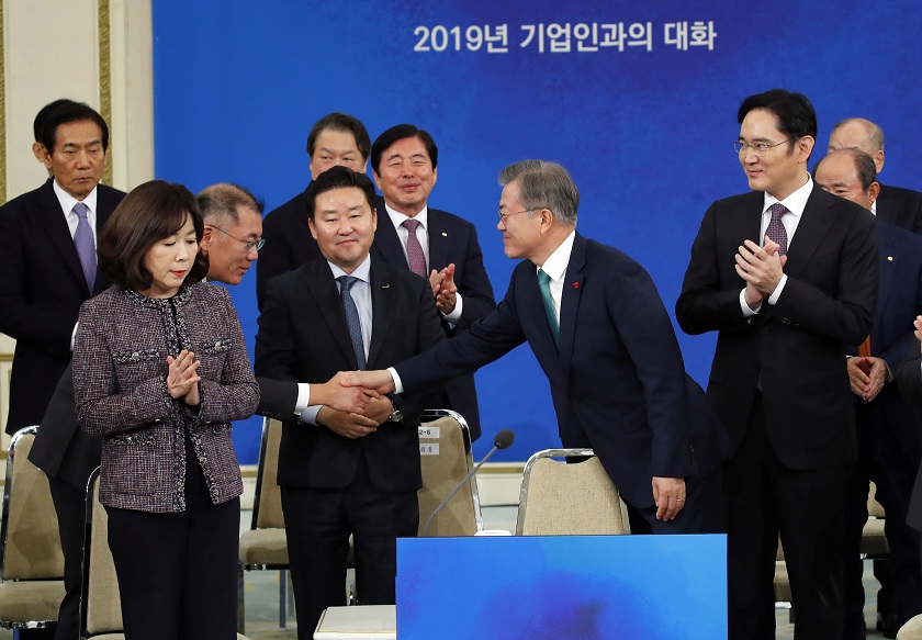 ▲문재인 대통령이 15일 오후 청와대 영빈관에서 열린 2019년 기업인과의 대화에서 정의선 현대차 수석부회장 등 참석자들과 인사를 나누고 있다.(연합뉴스)