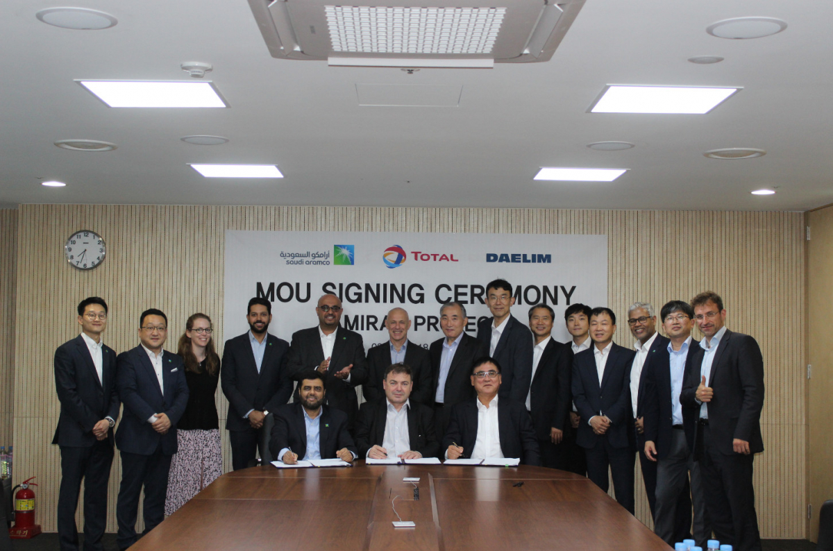 ▲지난해 7월 대림산업 석유화학사업부 본사에서 대림산업과 사우디 아람코, 프랑스 토탈 임직원들이 사우디 폴리부텐 공장 건설 투자를 위한 양해각서(MOU)를 체결했다.(앞줄 오른쪽부터 대림산업 김길수 부사장, 토탈 모스코니 부사장, 아람코 감디 이사)(사진=대림산업)