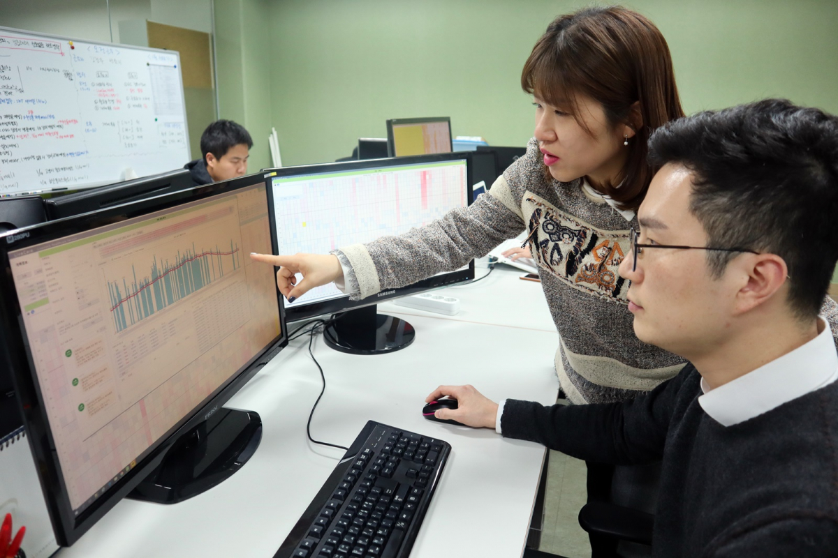 ▲김희진(사진 위쪽) 유라이크코리아 대표가 연구를 진행하고 있다.(사진제공=유라이크코리아)