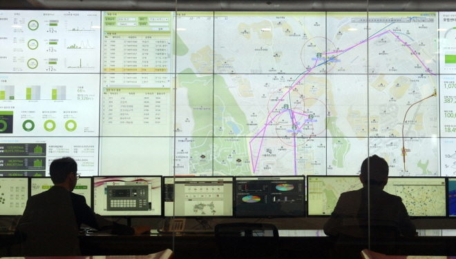 ▲CJ대한통운 종합상황실에서근무자들이 전국 물동량 상황을 파악하고 있다. 사진제공 CJ대한통운