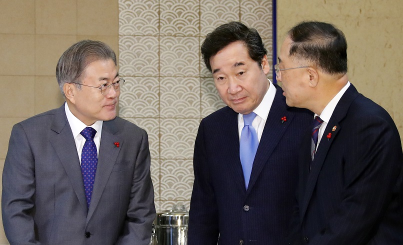 ▲문재인 대통령이 8일 오전 청와대에서 열린 국무회의에 앞서 열린 차담회에서 홍남기 경제부총리 겸 기획재정부 장관(오른쪽)과 얘기를 나누고 있다. (연합뉴스)