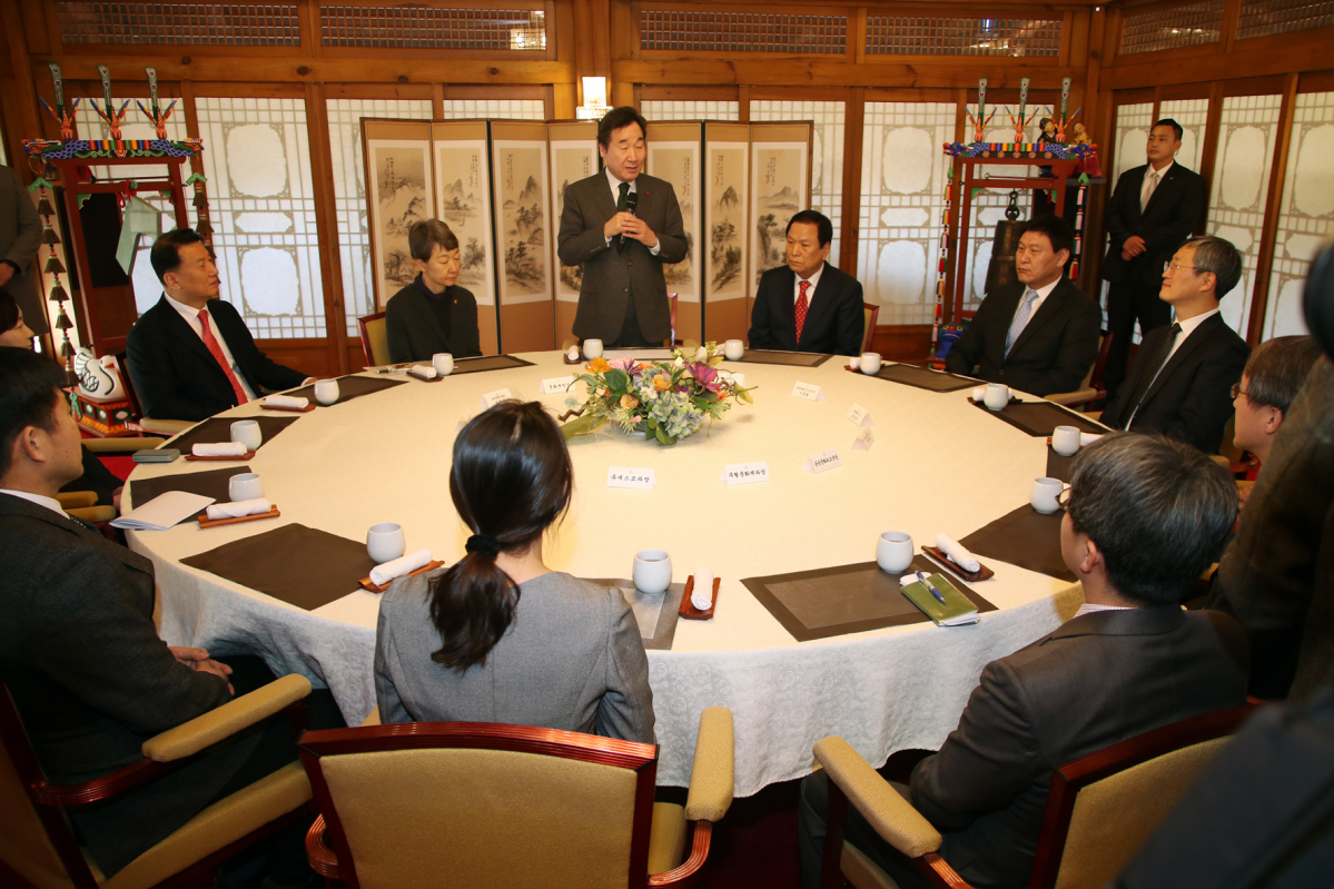 ▲이낙연 국무총리가 16일 서울 삼청동 총리공관에서 '씨름'을 유네스코 인류무형문화유산으로 남북 공동등재한 관계자들을 초대해 오찬에 앞서 인사말을 하고 있다. (연합뉴스)