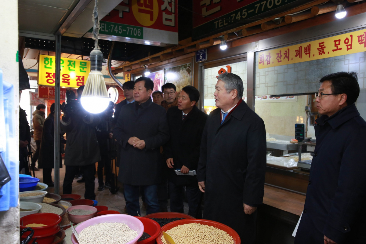 ▲김용익 국민건강보험공단 이사장(오른쪽 두 번쨰)이 16일 원주 중앙시장을 방문해 상인들과 대화를 나누고 있다.(제공=국민건강보험공단)