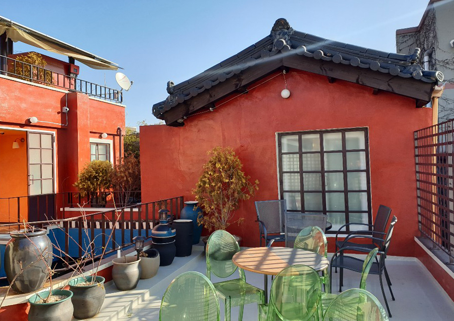 ▲16일 더불어민주당 손혜원 의원 측근이 매입한 것으로 알려진 전남 목포 '창성장'에 적막이 흐르고 있다. 국회 문화체육관광위원회 여당 간사인 손 의원은 목포 원도심 일원이 문화재로 지정되기 전 측근을 통해 건물 다수를 매입했다는 의혹을 받는다. (연합뉴스)