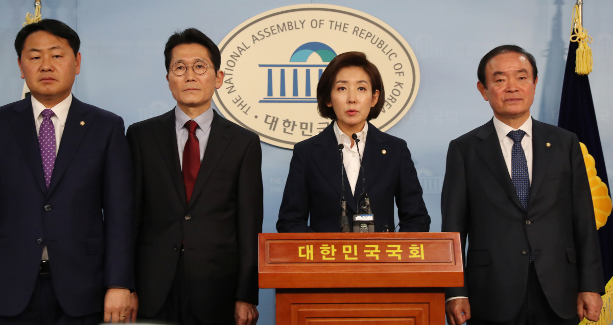 ▲바른미래당 김관영(왼쪽부터), 정의당 윤소하, 자유한국당 나경원, 민주평화당 장병완 원내대표가 16일 오전 국회 정론관에서 1월 임시국회 소집과 선거제 개혁 합의 등을 촉구하는 기자회견을 하고 있다. (연합뉴스)