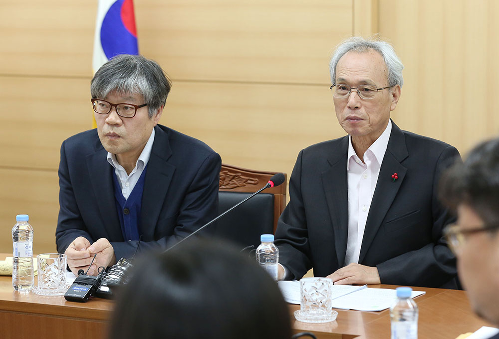 ▲16일 오후 서울 종로구 경제사회노동위원회에서 열린 신년 기자간담회에서 문성현 위원장이 인사말을 하고 있다. 왼쪽은 박태주 상임위원. (연합뉴스)