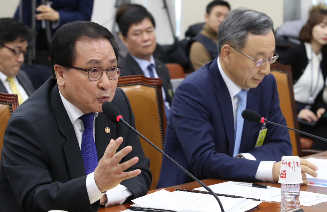 ▲답변하는 유영민 장관(왼쪽)(사진제공=연합뉴스)