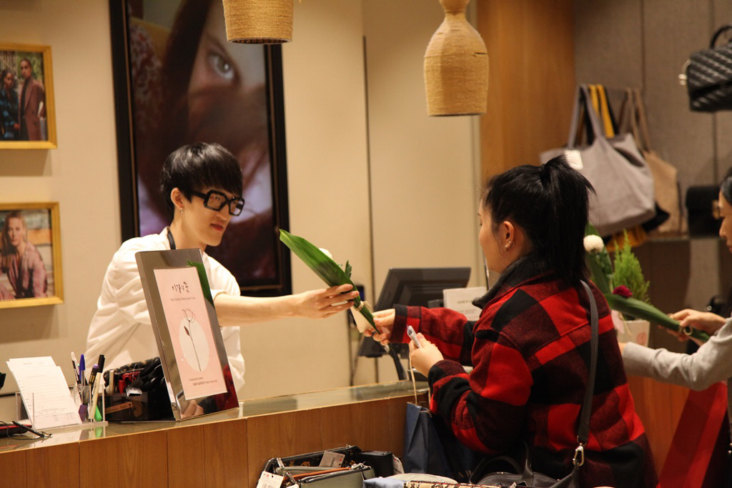 ▲aT가 의류 브랜드 ‘망고’와 손잡고 재활용 쇼핑백을 사용한 고객에게 ‘이달의 꽃’을 선물하는 이벤트를 진행하고 있다. 사진제공 aT