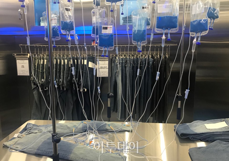 ▲홍대에 위치한 24시간 무인 청바지 가게 '랩원오원'은 특이한 인테리어는 물론, 점원 없이 피팅부터 결제까지 가능해 주목을 받고 있다. 청바지를 골라 피팅룸으로 들어가면, 피팅룸 안에서도 키오스크를 통해 실시간으로 청바지 종류와 재고를 확인할 수 있다. (나경연 기자 contest@)