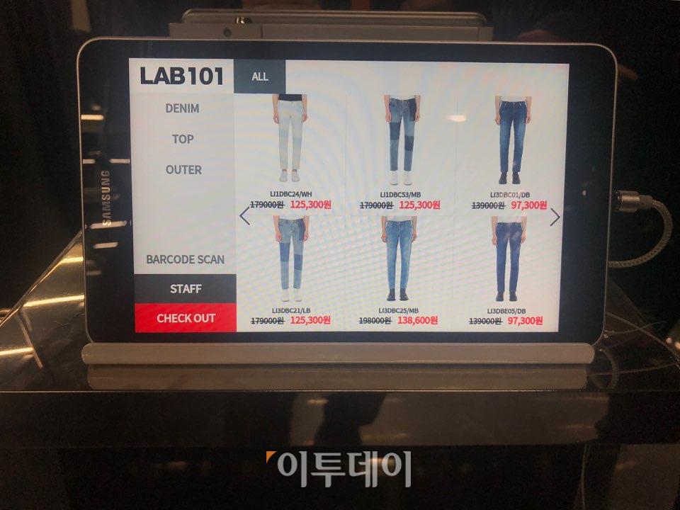 ▲'랩원오원' 매장에서 청바지를 구매할 때는 태블릿PC로 원하는 청바지를 선택하고 카드결제를 진행하면 된다. 결제가 완료되면 자판기처럼 벽 한 켠에 뚫린 구멍으로 포장된 청바지 박스가 내려온다. (나경연 기자 contest@)