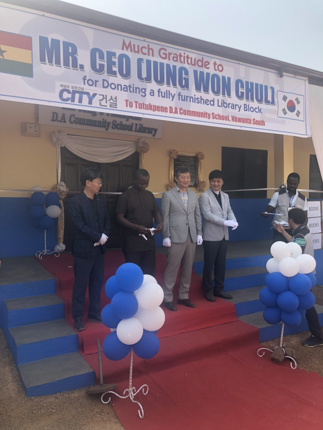 ▲시티건설 정원철 사장(왼쪽에서 세 번째)을 비롯한 관계자들이 가나 볼타 주 콴타 지역에 위치한 ‘투투페니 초․중학교’에서 열린 신축 도서관 기증식 행사를 진행하고 있다(사진=시티건설)