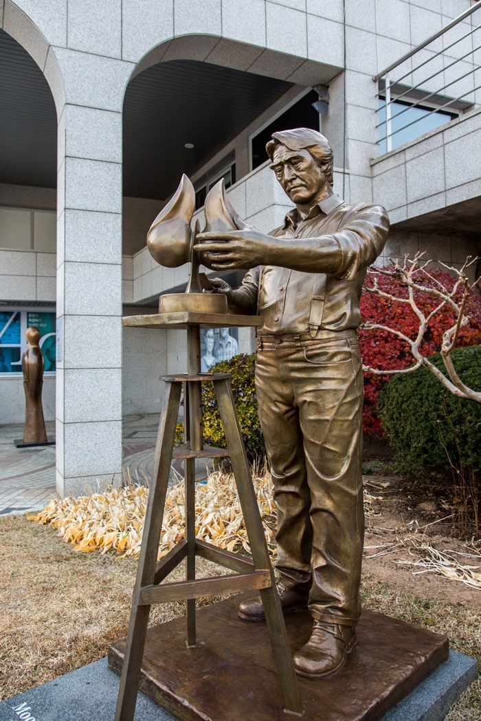 ▲창원의 대표 예술가인 문신의 모습을 담은 동상.