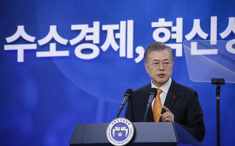 ▲문재인 대통령이 지난해 17일 울산시청 대회의실에서 열린 '수소 경제와 미래 에너지, 울산에서 시작됩니다' 행사에서 발언하고 있는 모습. (연합뉴스)