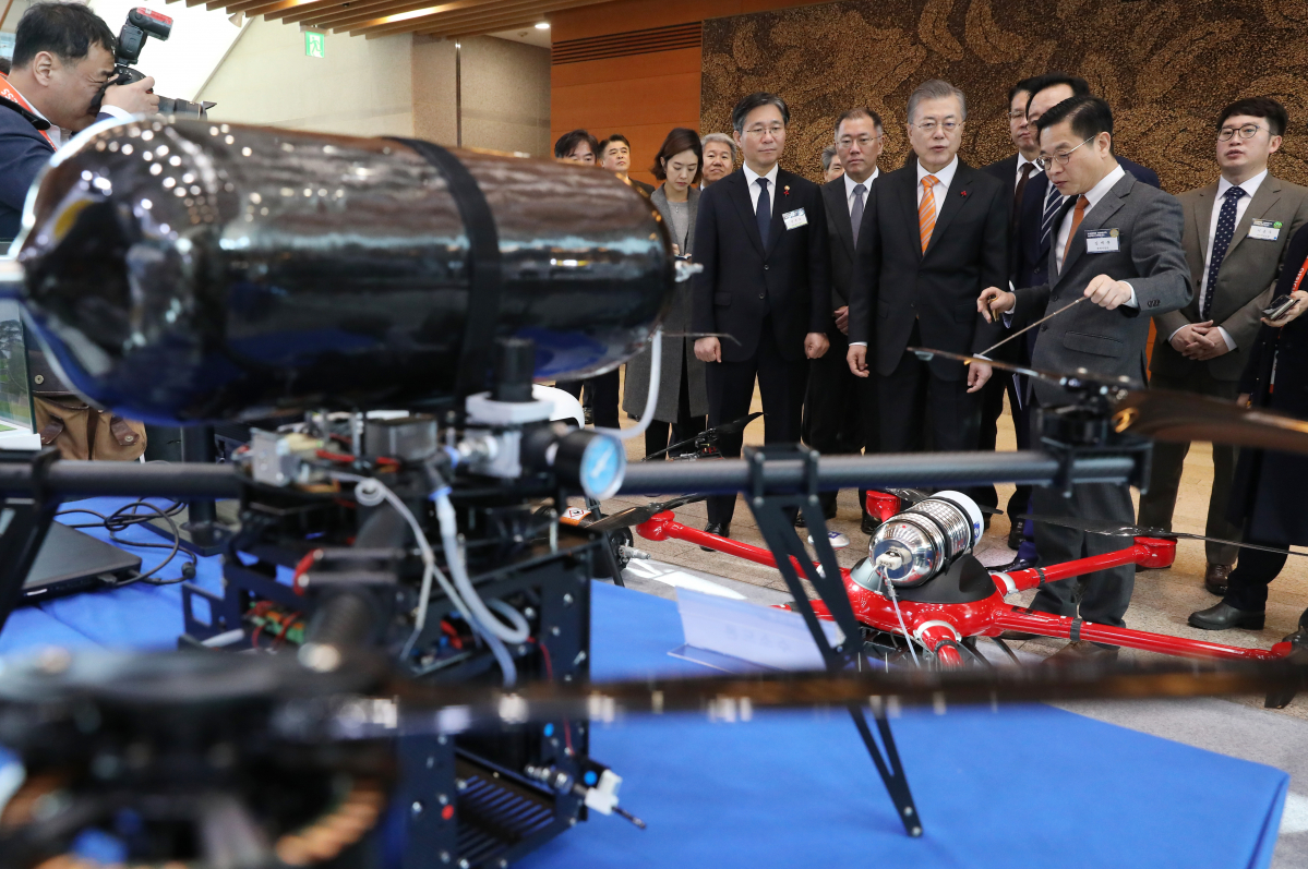 ▲문재인 대통령이 지난해 1월 17일 울산 남구 울산시청에서 열린 전국경제투어 '수소경제와 미래에너지, 울산에서 시작됩니다' 수소경제 전략보고회에 앞서 수소 드론을 관람하고 있는 모습. (뉴시스)