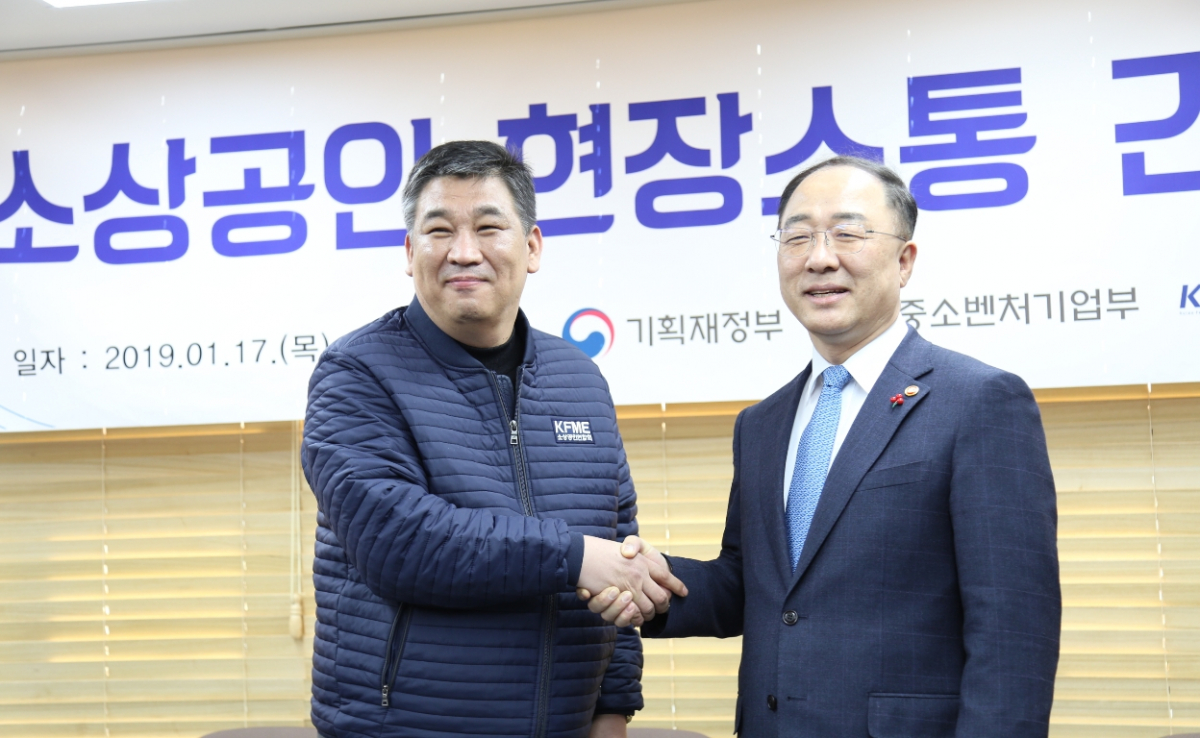 ▲최승재(왼쪽) 소상공인연합회장과 홍남기 경제부총리가 17일 악수하고 있다.(사진제공=소상공인연합회)