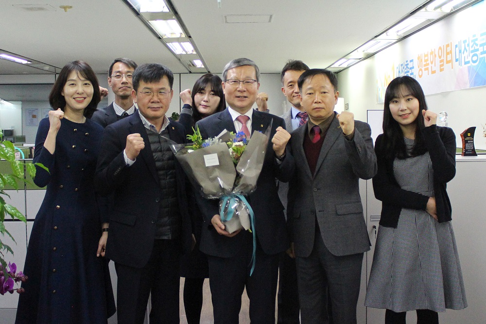 ▲NH농협손해보험오병관 대표(첫 번째 줄 왼쪽 세 번째)와 임직원들이 16일 대전광역시 중구에 있는 대전지역총국에서 간담회를 마친 후 기념촬영을 하고 있다.(사진제공=NH농협손해보험)