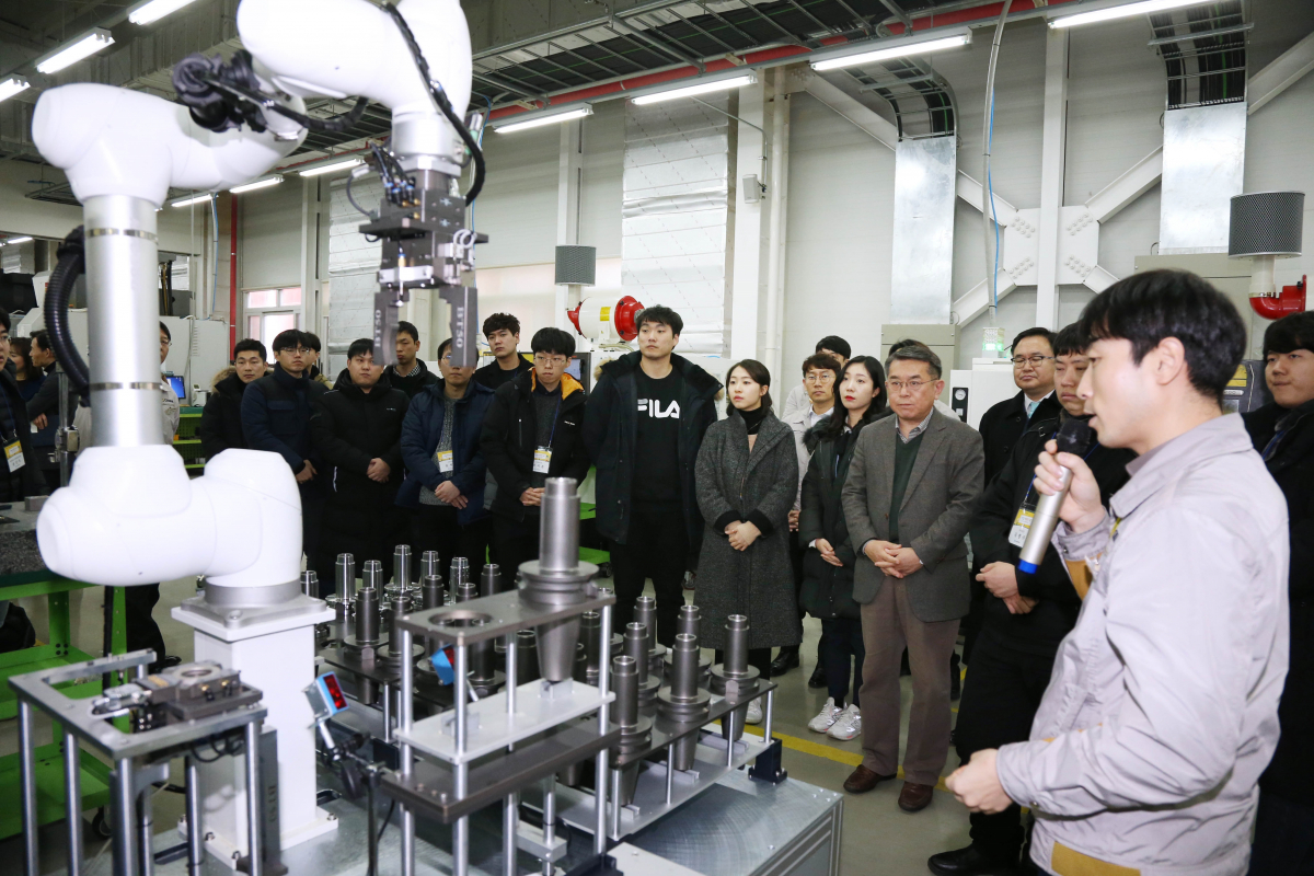 ▲김준동 대한상의 상근부회장(오른쪽 다섯 번째)과 취업준비생들이 현장설비를 견학하고 있다.(사진 제공=대한상의)