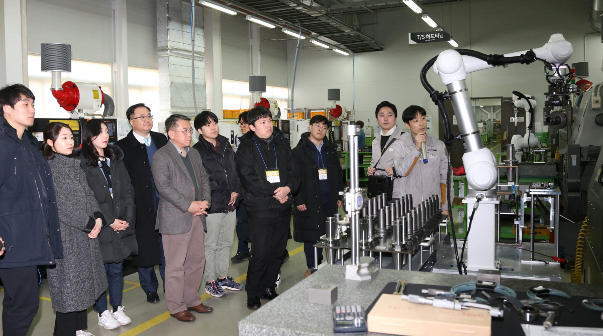 ▲김준동 대한상의 상근부회장(왼쪽 다섯 번째)과 취업준비생들이 현장설비를 견학하고 있다. (사진 제공=대한상의)