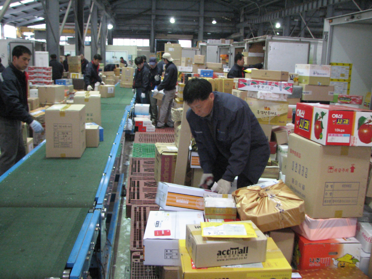 ▲지난해 설 연휴 전, 서울시 구로구에 위치한 물류터미널에 택배 물량이 쌓여있는 모습.