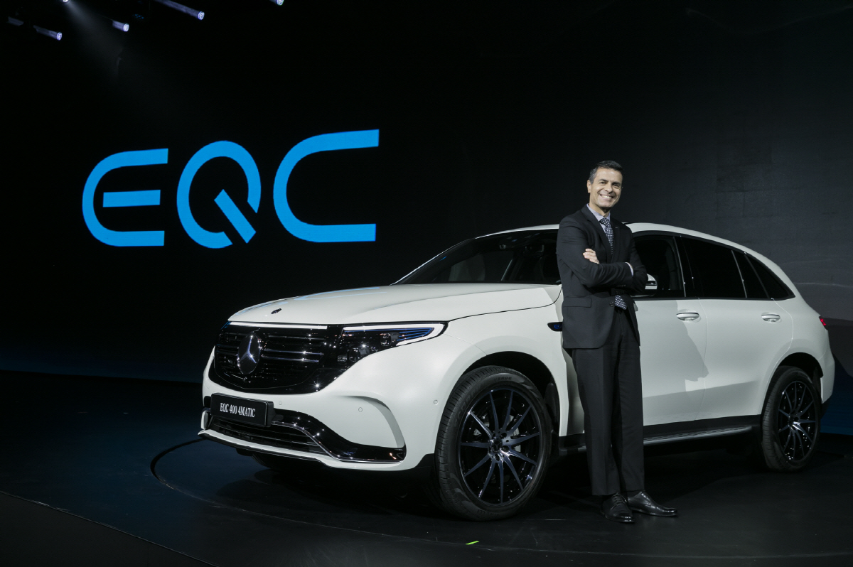 ▲메르세데스-벤츠 코리아는 올 한해 친환경 전기차 출시에 집중한다는 계획이다. 첫 모델인 EQC와 드미트리스 실라키스 벤츠 코리아 대표. (사진제공 벤츠-코리아)