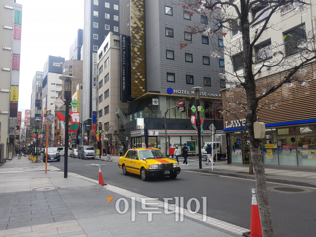 ▲일본 도쿄 긴자 거리에 편의점 로손과 세븐일레븐이 근접하게 위치해있다. 일본은 편의점 근접 출점 제한 규정이 없다.(사진=이꽃들 기자 flowerslee@)