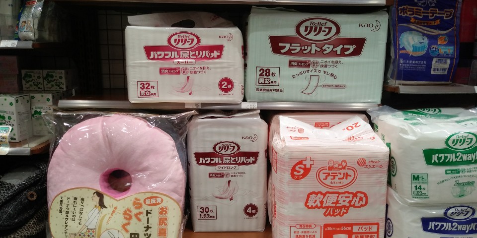 ▲츠루하시 적십자 병원 내 입점한 '패밀리 마트'에 판매 중인 성인용 기저귀.(사진=박미선 기자only@)