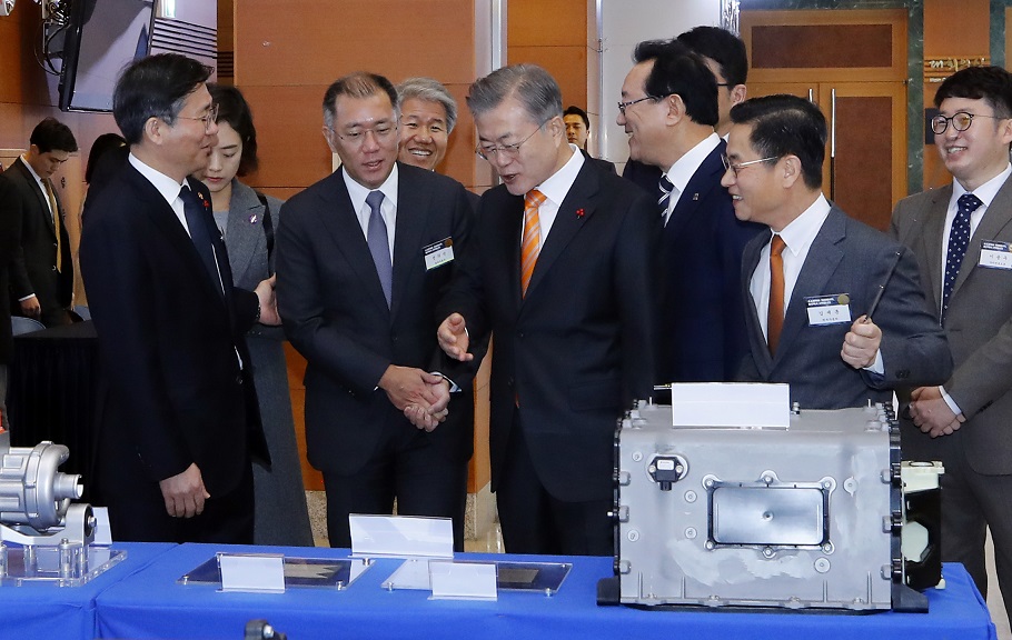 ▲문재인 대통령이 17일 오전 울산시청 대회의실에서 열린 '수소 경제와 미래 에너지, 울산에서 시작됩니다' 행사에 참석하기에 앞서 수소 활용 전시장을 둘러보고 있다. 문 대통령이 수소 활용 모빌리티 (수소차, 드론 등) 부스를 둘러보다 수소차 넥소에 대해 정의선 현대차 부회장에게 질문하고 있다.(연합뉴스)