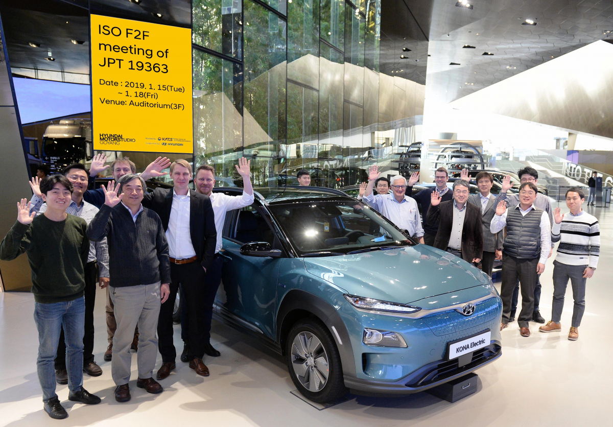 ▲현대모터스튜디오 고양에서 열린 ‘ISO  전기차 무선충전 국제표준화 회의’에 참가한 전문가들이 코나EV와함께 기념 촬영을 하고 있는 모습.(사진제공=현대차)