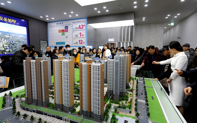 ▲‘광주 남구 반도유보라’ 견본주택을 찾은 방문객들(사진=반도건설)