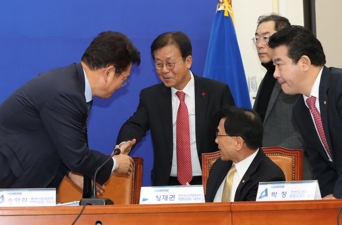 ▲8일 오전 국회 더불어민주당 당대표회의실에서 열린 한반도평화 관련 위원회 연석회의에서 송영길 동북아평화협력특위 위원장(왼쪽부터), 원혜영 외교안보통일자문회의 의장,  심재권 한반도비핵화대책특위 위원장, 박정 한반도경제통일특위 간사가 인사하고 있다. 2019.1.8    toadboy@yna.co.kr/2019-01-08 11:41:18/<저작권자 ⓒ 1980-2019 ㈜연합뉴스. 무단 전재 재배포 금지.>(연합뉴스)