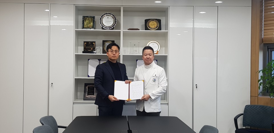 ▲(주)메디웨일(대표 최태근)과 실로암 안과병원(병원장 주영광)이 지난 17일 실로암안과병원에서 인공지능 안과검사기기 고도화 프로젝트를 위한 업무협약 체결식을 가졌다. ((주)메디웨일)