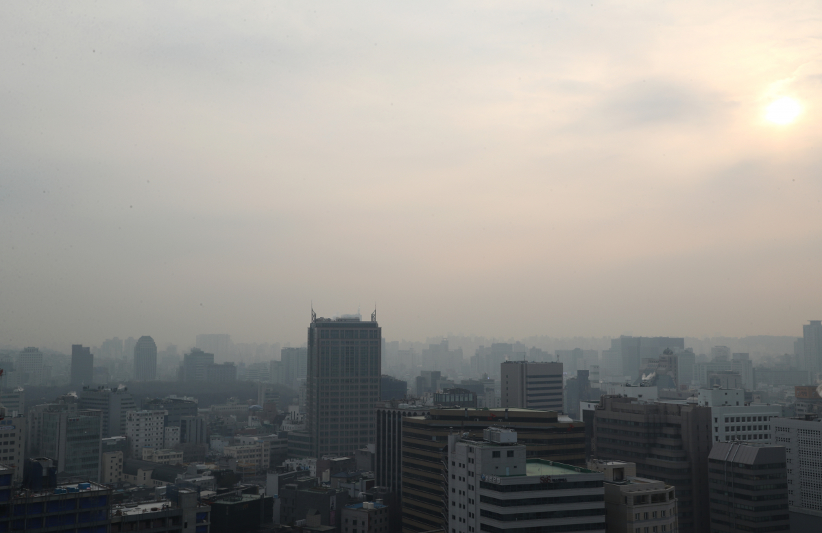 ▲미세먼지와 초미세 먼지가 '나쁨' 상태인 19일 오전 서울 광화문 인근에서 바라본 서울 하늘이 뿌옇다. (연합뉴스)