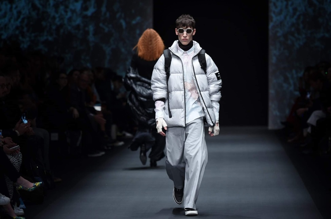 ▲15일, 베를린 패션 위크 중 개최된 ‘NEONYT 패션쇼’에서 모델이 모어댄의 ‘컨티뉴 백팩’을 메고 런웨이에 올랐다.(사진제공 모어댄)